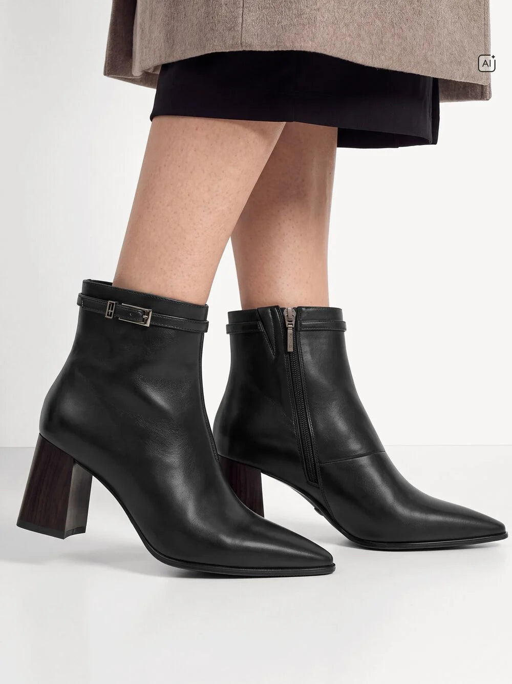 Stivaletto da donna Tamaris in pelle nera con punta affusolata sfilata tacco largo effetto legno e cinturino decorativo con fibbia alla caviglia