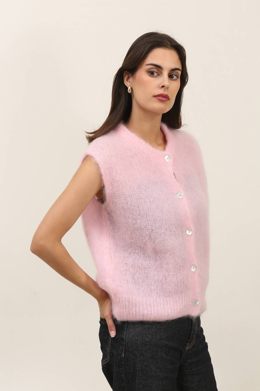 Gilet senza maniche con bottoni e collo tondo in 80% mohair kid