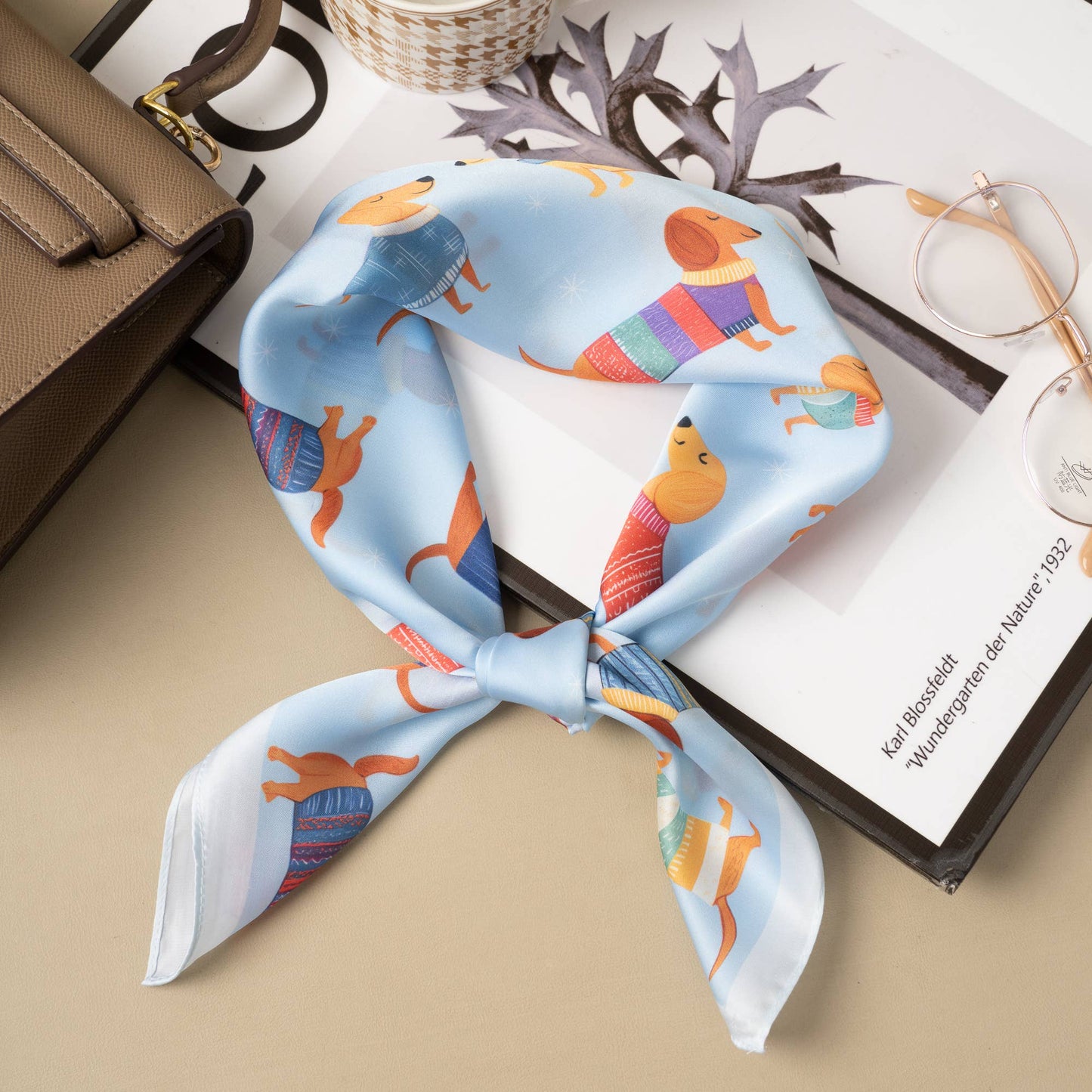 Foulard quadrato 70 x 70 in poliestere effetto seta con motivo di cagnolino.