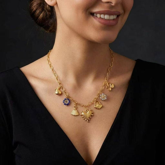 Collana dorata con charms assortiti in acciaio inossidabile, motivo simbolico