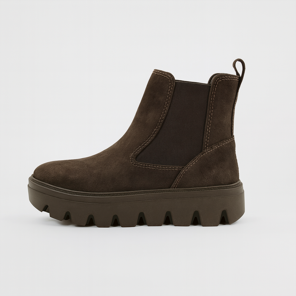 Chelsea Tamaris in camoscio