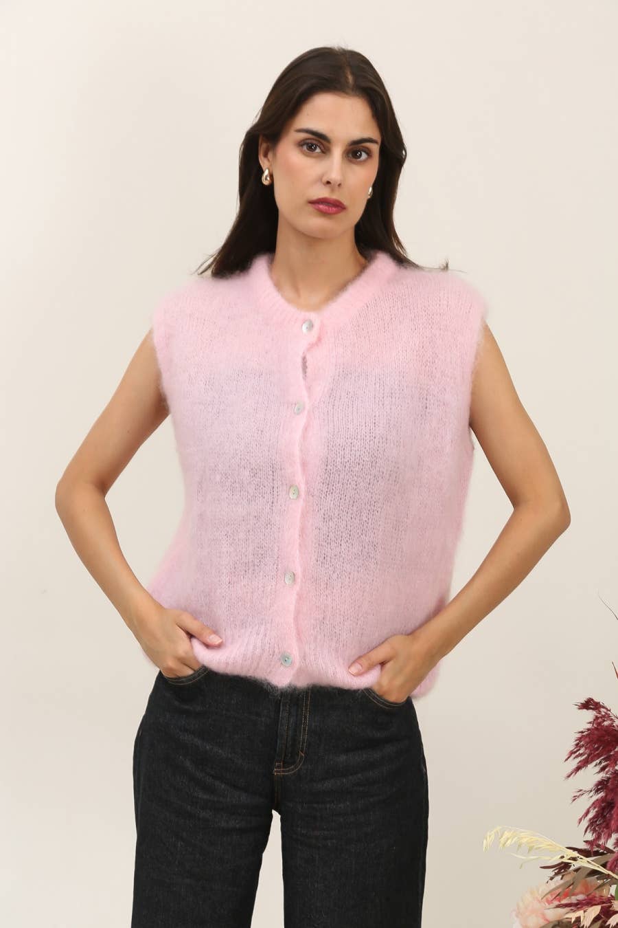 Gilet senza maniche con bottoni e collo tondo in 80% mohair kid