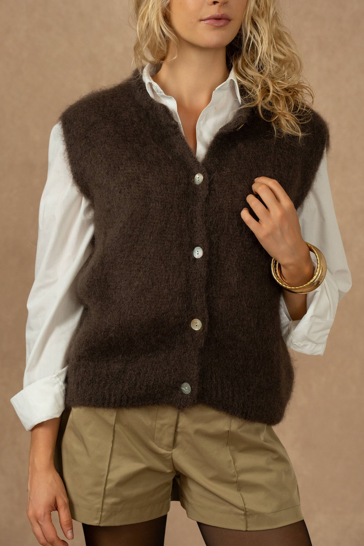 Gilet senza maniche con bottoni e collo tondo in 80% mohair kid