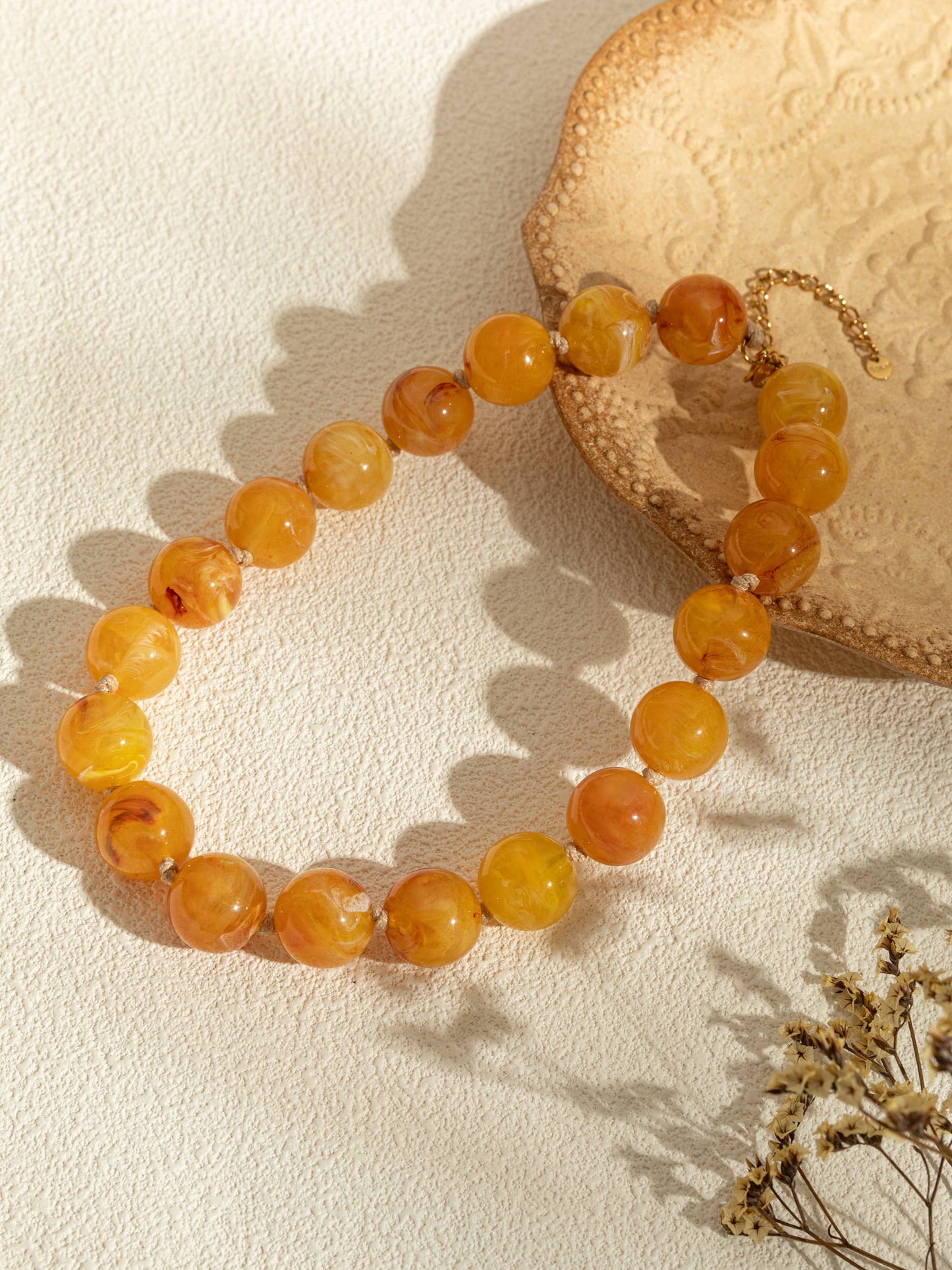 Collane con perle rotonde in resina colorata e catena dorata elegante