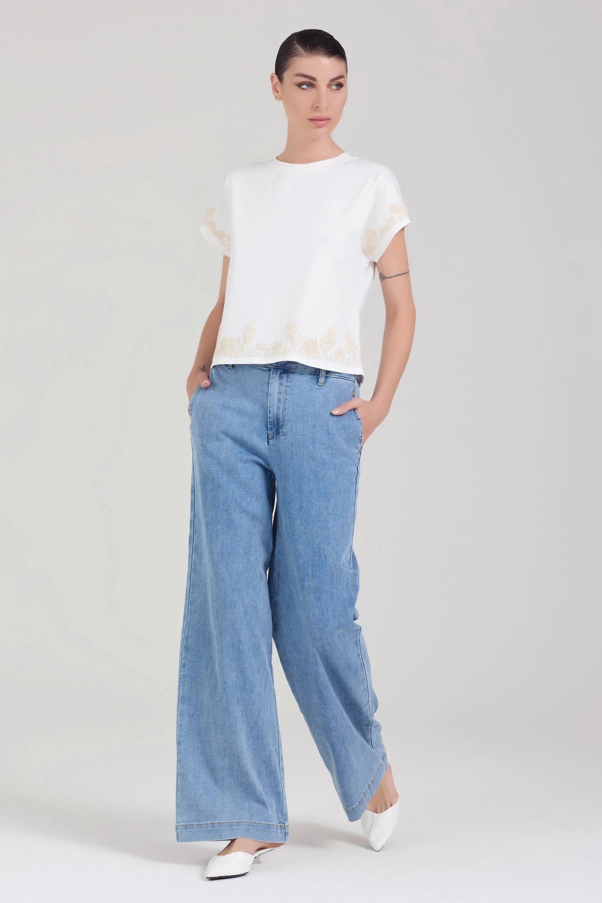 T-shirt con ricami