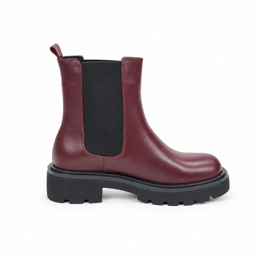 Coppia di stivaletti chelsea donna Tamaris bordeaux in pelle con elastico nero e suola carrarmato chunky