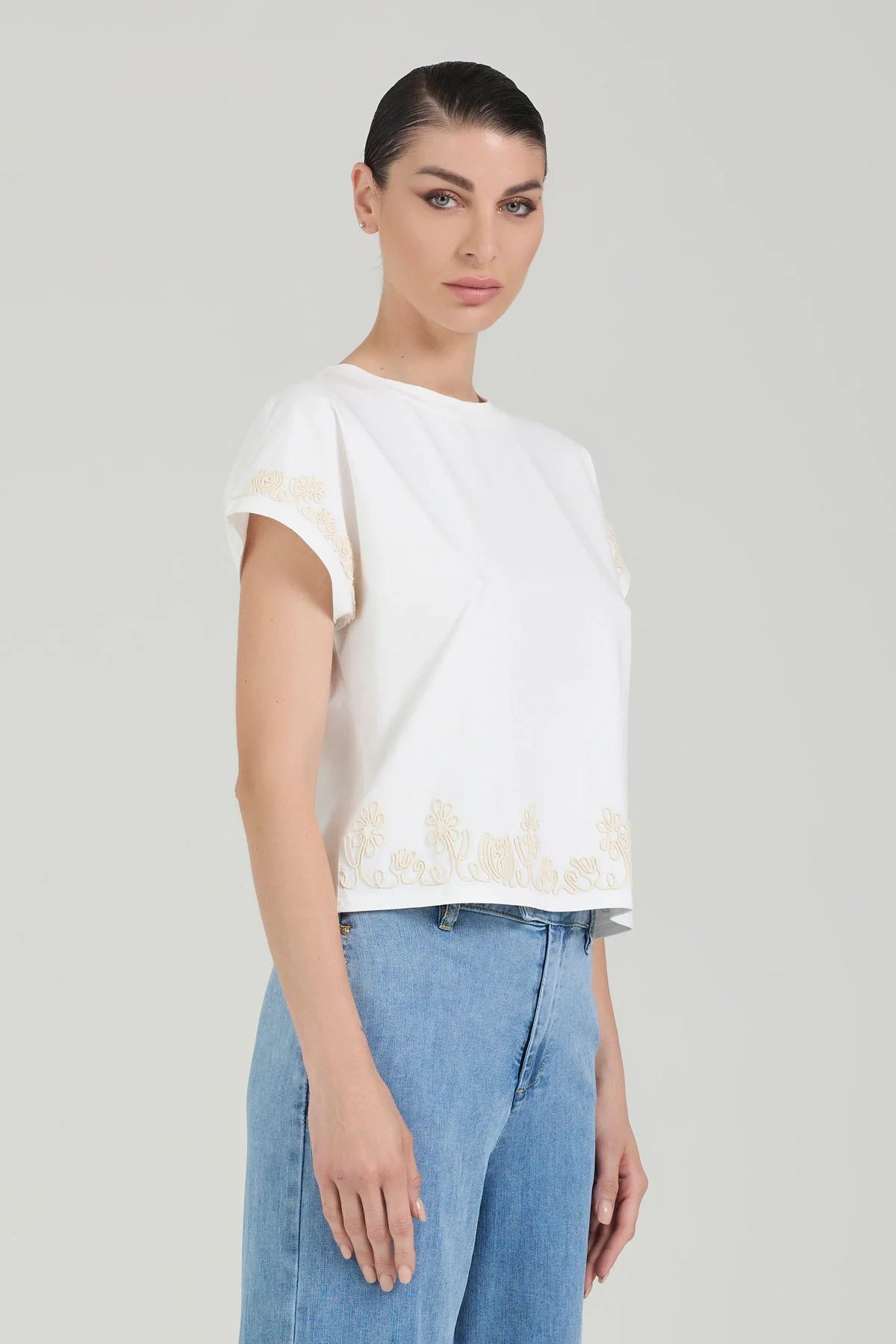 T-shirt con ricami