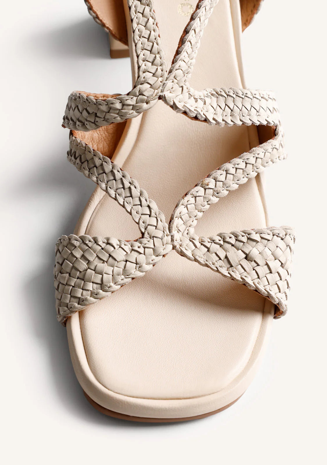 Sandali intrecciati off-white