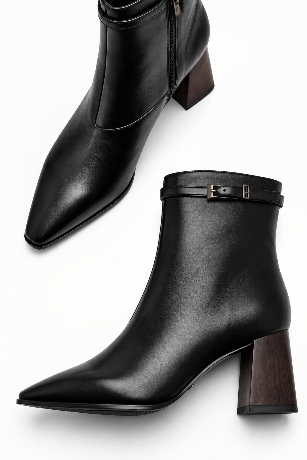 Stivaletto da donna Tamaris in pelle nera con punta affusolata sfilata tacco largo effetto legno e cinturino decorativo con fibbia alla caviglia